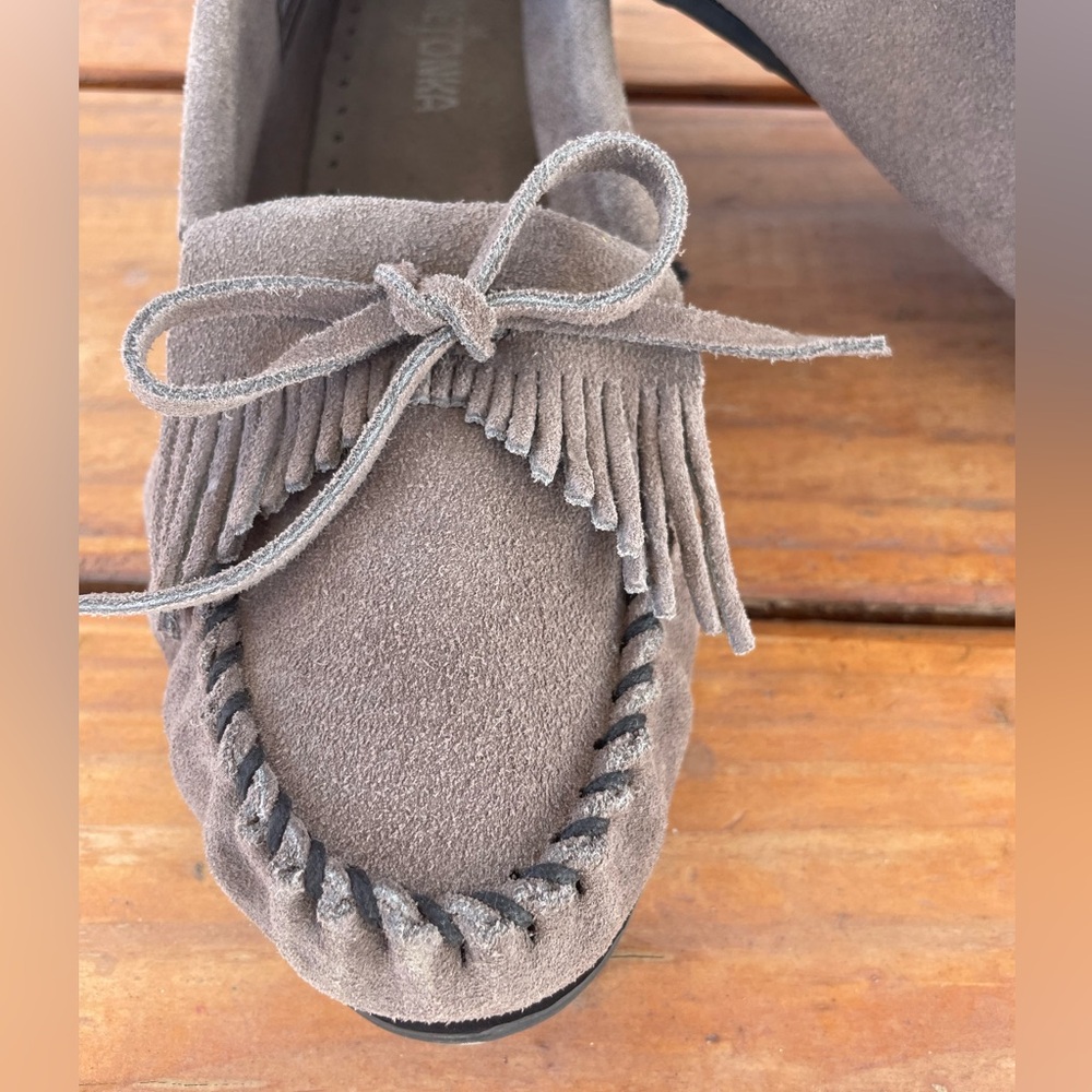 AMAZING ~LADIES TAUPE SUEDE LEATHER MINNETONKA DRIVING MOCCASINS SHOE~SZ 10 - Picture 3 of 10